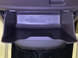 足元部分にはちょっとした小物を入れるのに便利な収納BOXもあります。