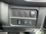 スライドドアは運転席まわりのボタンでも操作可能。雨の日のお迎えにも大活躍です!