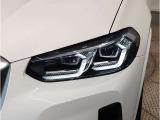 【LEDヘッドライト】先進のLEDテクノロジーを採用。放射される白色光の周波特性は太陽光に近く、バイキセノン・ヘッドライトを上回るコントラストで更に明るく輝きます!