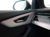 さりげなく心躍るライトアップを配備。夜の運転もなんだか楽しくなりそうです。