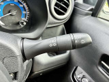 オートライト機能付きです♪またハイビームアシストで、先行車または対向車や周囲の明るさなどに応じ、自動的にハイビーム(上向き)とロービーム(下向き)を切り替えます♪