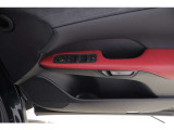 e-latch  降車時に後方から車が近づいている時はドアを開かないようにする安心機能。