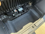 スペアタイヤはありません空気入れとパンク修理キットが乗っています