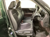 女性でも運転がしやすいように、シートの高さ調整機能(シートリフター)がついています。運転席と助手席の間が空いている為、助手席側への移動がスムーズです。交通量の多い道でも助手席側から乗り降りができます。