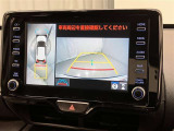 車庫入れなど後進運転時に死角をモニターで確認ができて安全です♪ ステアリング操作の参考になるガイド線も表示しますので車庫入れがニガテな方も安心ですネ!