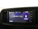 <Bluetooth>スマートフォンなどの機器と車をBluetoothで接続すると、ワイヤレスで音楽を再生できます。