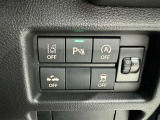 コーナーセンサーを車の前後に装備。障害物までの距離に応じて警告音を変えてお知らせ。縦列駐車時や駐車場・車庫などでの取り回しをサポートします。詳細は販売店スタッフまでおたずねください。