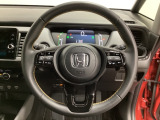 オーディオのチャンネル変更やボリュームなどの操作スイッチの他にレフトセレクターホイールがついています。中央部を指先で上下に動かすことで、マルチインフォメーション・ディスプレイの各表示が確認できます。