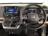 【ハンドル】運転にかかわる様々な操作を安全に行えるように視点移動が少なく操作性に配慮されたスイッチ類が凝縮されたコックピットです。