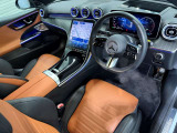 メルセデスのシートは、少し硬めに出来ておりますので、長時間の運転でも疲れにくく、安全にドライビングをお楽しみ頂けます
