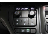 運転席と助手席の温度設定の変更が可能な左右独立タイプのデュアルエアコンです♪♪♪暑がりな人・寒がりな人も誰もが車内を快適にお過ごしいただけます♪♪♪
