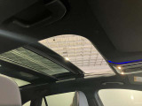 パノラミックルーフで明るい車内と開放感あるドライブをお楽しみいただけます。