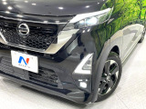 【LEDヘッドライト】悪天候や夜間走行時も良好な視界を確保し安心して運転できる高輝度LEDヘッドライトを装備!点灯速度が早く、消費電力も抑えられています。