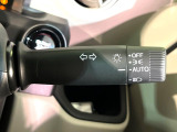 【オートライト】周りの明るさに応じて自動でヘッドライトの点灯・消灯ができる機能です!ライトの付け忘れ・消し忘れなどが無くなり、雨の日や夕方の走行も安心!トンネル通過時も便利ですね♪