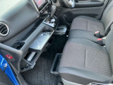 グローブボックスの他にも収納をご用意してます。車内をスッキリ見せることができます。