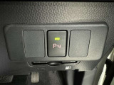 コーナーセンサーを車の前後に装備。障害物までの距離に応じて警告音を変えてお知らせ。縦列駐車時や駐車場・車庫などでの取り回しをサポートします。詳細は販売店スタッフまでおたずねください。