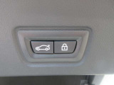 電動リアゲート装備です。バンパー下でのキックスイッチも装備されております。