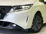 【LEDヘッドライト】悪天候や夜間走行時も良好な視界を確保し安心して運転できる高輝度LEDヘッドライトを装備!点灯速度が早く、消費電力も抑えられています。