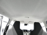 【圧迫感のない天井】明るいトーンの天井で、長時間の運転やお買い物帰りの休憩中も圧迫感なくリラックスしてお過ごしいただける心地よい室内空間です。