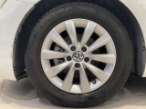 右後ろのアルミホイールです。VW特有のブレーキダストによる黒ずみや焼き付き汚れはなく、前オーナーがフチまで丁寧に洗車していたことが伺えます。