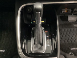 「e:HEV」は、モーター走行を中心にしながら電気エネルギーやエンジン動力を最も効率よく使い分けることができる賢いハイブリッドシステムです。サイドブレーキはスイッチ操作の電子制御パーキングブレーキです