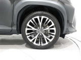 タイヤサイズは(215/50R18)で純正アルミホイールです。
