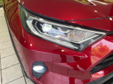 【LEDヘッドライト】悪天候や夜間走行時も良好な視界を確保し安心して運転できる高輝度LEDヘッドライトを装備!点灯速度が早く、消費電力も抑えられています。