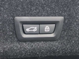 ボタン操作ひとつでトランクの開閉を可能とする電動トランクが付いております。