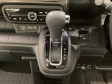 CVT車のセレクトレバーです。低速から高速まで、変速ショックのないスムーズな走りと、エンジン効率のよい領域を維持して燃費にも貢献します。サイドブレーキはスイッチ操作の電子制御パーキングブレーキです。