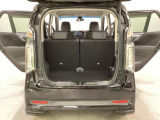 開口部も広く荷物の積み下ろしもしやすいお車となっております。シートを前方にスライドさせれば、さらに荷室を広げられます。また、床下にも収納スペースがあります。