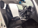 広い足元にゆったり座れるシートには肘掛けも装備しており長距離の運転でも疲れにくくなってます。女性でも運転がしやすいように、シートの高さ調整機能(シートリフター)がついています。