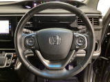 ハンドルにHondaセンシング系のクルーズコントロールやレーンキープアシストなどのスイッチと、オーディオの操作スイッチが装備されています。ハンドルから手を離さず安全に操作できます。