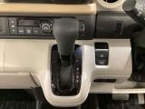 CVT車のセレクトレバーです。低速から高速まで、変速ショックのないスムーズな走りと、エンジン効率のよい領域を維持して燃費にも貢献します。サイドブレーキはスイッチ操作の電子制御パーキングブレーキです。