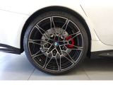 【BMWアロイホイール】軽量かつ強度に拘ったアロイホイール。走行性能ポテンシャルを引き出す設計。タイヤのサイドウォールが強化されたランフラットタイヤは、パンク時にタイヤがつぶれてもリムから外れません。