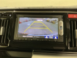 リバースギアに入れるだけで後方の表示へ切り替わります。夜間や雨の日の駐車も楽になりますよ。