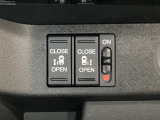リアドアは乗り降りに便利な両側電動スライドドアです。また運転席に座っていながらスイッチ操作で自在にスライドドアを開け閉めできます。