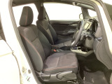 広い足元にゆったり座れるシートには肘掛けも装備しており長距離の運転でも疲れにくくなってます。女性でも運転がしやすいように、シートの高さ調整機能(シートリフター)がついています。