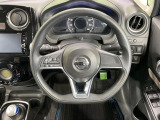 インテリアに合わせたデザインのステアリングは、運転される方のことも考え、運転しやすい形状、大きさです。是非一度、実際に触ってお確かめください。