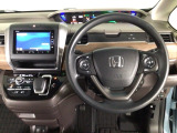 【ハンドル】運転にかかわる様々な操作を安全に行えるように視点移動が少なく操作性に配慮されたスイッチ類が凝縮されたコックピットです。