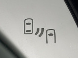 【ブラインドスポットモニター】走行中、ドアミラーの死角になりやすい箇所に後続車が接近するとサイドミラーのレンズに警告を表示!ドライバーに注意喚起をしてくれます。
