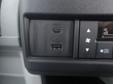 便利な充電用USBジャックも付いています。