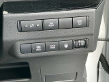 オートブレーキホールドは、ブレーキペダルを踏んで停車すると、ブレーキペダルから足を離してもクルマがブレーキ力を維持。ペダルを踏み続けることによる足の疲れを緩和します。