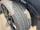 ランフラットタイヤを装備しているので、パンク時でも、タイヤがつぶれたり、リムから外れることなく、約80キロまでの走行で80キロ走り続けることができます。