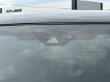 【プリクラッシュセーフティ】前方の車両等を検知し、衝突しそうな時は警報で注意を促し、ブレーキを踏む力をサポート。ブレーキを踏めなかった場合は衝突被害軽減ブレーキが作動、衝突回避をサポートします。