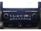 ★エアコンはオートタイプが装着済みです!オートモードにしておけば、車内温度を設定するだけで風の料や吹き出し口の切り替えを機械が行ってくれます!一年中快適な環境を作れますよ♪