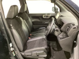 女性でも運転がしやすいように、シートの高さ調整機能(シートリフター)がついています。運転席と助手席の間が空いている為、助手席側への移動がスムーズです。交通量の多い道でも助手席側から乗り降りができます。