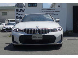 BMWの代名詞の【キドニーグリル】グリルが腎臓のように見えるので【キドニー】と呼ばれるようになりました。一目見ただけでBMWであると認識できる確固たるアイコンとして存在感を放ちます。