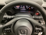 ステアリングホイール・後ろの減速セレクターは、左右に取り付けられた2つのパドルスイッチで減速の強さを調整。 左側の「-」を操作すると減速を強く、右側の「+」を操作すると減速を弱くすることができます。
