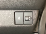 ハンドルの右側にはヘッドライトレベライザーとVSA(ABS+TCS+横滑り抑制)の解除スイッチがついています。ヘッドライトレベライザーは道路状況や積荷の加重に応じてライトの高さを調節できます。