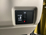 【助手席側パワースライドドア】です。リモコンや運転席のスイッチ操作で楽々自動開閉。